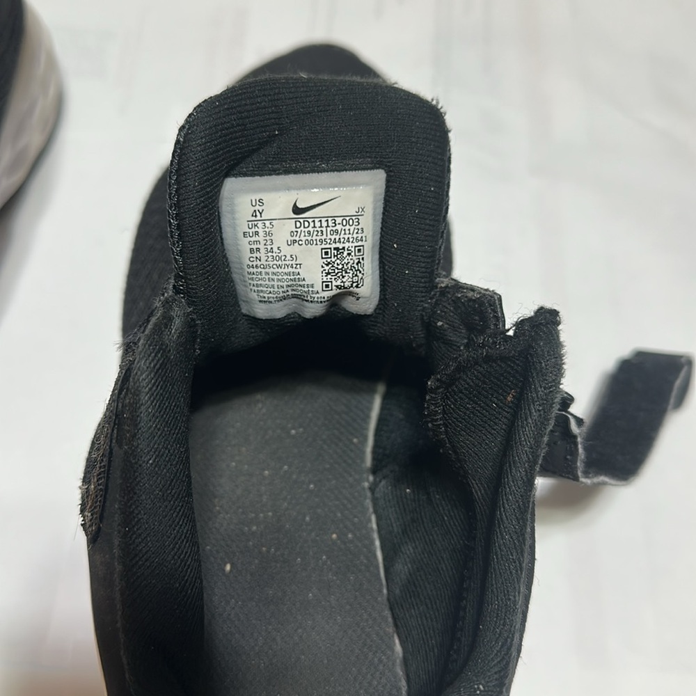 Nike FlyEase  Kids Black and White Running Shoes - Picture 4 of 4